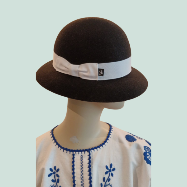 Cloche, belle époque  Preto fita branca  100% lã de merino, feltro  Impermeável
