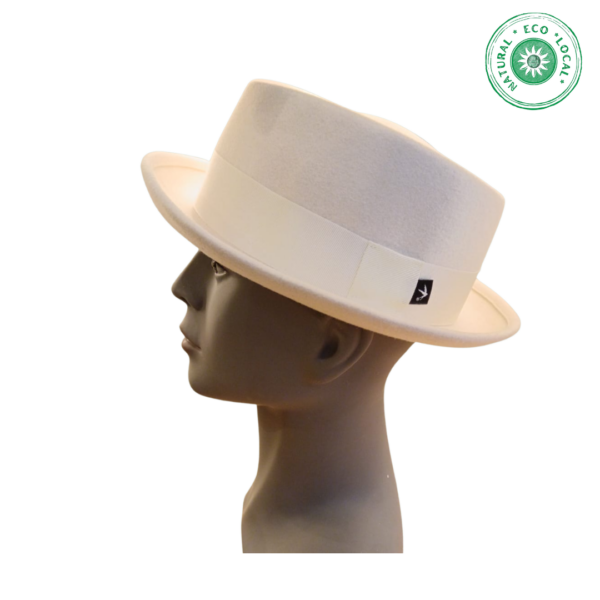 Chapéu de feltro, modelo Pork Pie, branco  Aba virada, 5 cm 100% feltro lã de merino  Impermeável