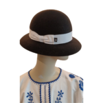 Cloche, belle époque  Preto fita branca  100% lã de merino, feltro  Impermeável